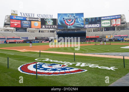 Bronx, New York, USA. 7. April 2014. Yankee Stadion MLB: Eine Gesamtansicht. Die Eröffnungswoche-Logo ist auf dem Feld während der Wimper Praxis sehen, bevor die Yankees Auftaktspiel gegen die Baltimore Orioles im Yankee Stadium in Bronx, New York, Vereinigte Staaten von Amerika nach Hause. © Thomas Anderson/AFLO/Alamy Live-Nachrichten Stockfoto