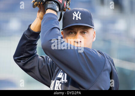 Bronx, New York, USA. 10. April 2014. Derek Jeter (Yankees) MLB: Derek Jeter der New York Yankees im Training vor dem Baseball-Spiel gegen die Baltimore Orioles im Yankee Stadium in Bronx, New York, Vereinigte Staaten von Amerika. © Thomas Anderson/AFLO/Alamy Live-Nachrichten Stockfoto