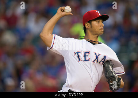 Arlington, Texas, USA. 11. April 2014. Yu Darvish (Rangers) MLB: Yu Darvish der Texas Rangers Stellplätze während der Baseball-Spiel gegen die Houston Astros in Rangers Ballpark in Arlington in Arlington, Texas, Vereinigte Staaten von Amerika. © Thomas Anderson/AFLO/Alamy Live-Nachrichten Stockfoto