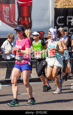 London UK. 13. April 2014 London Virgin Geld Marathon Läufer 34954 Alex Morales of Great Britain laufen wie ein Baby tragen eine Windel oder Windel und Motorhaube Credit: John Henshall/Alamy Live News JMH6158 Stockfoto