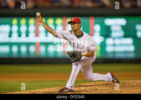 Arlington, Texas, USA. 11. April 2014. Yu Darvish (Rangers) MLB: Yu Darvish der Texas Rangers Stellplätze während der Baseball-Spiel gegen die Houston Astros in Rangers Ballpark in Arlington in Arlington, Texas, Vereinigte Staaten von Amerika. © Thomas Anderson/AFLO/Alamy Live-Nachrichten Stockfoto