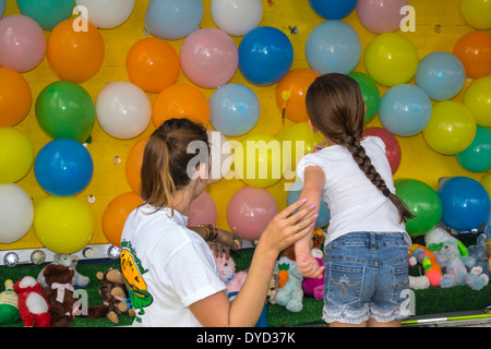 Everglades City Florida, Seafood Festival, jährliche Community-Veranstaltung, Karnevalsspiel, Ballons, Pop, Dart, Erwachsene Frauen weibliche Dame, Mutter mutter mutter, Stockfoto