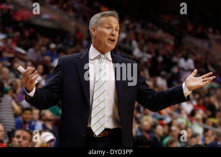 14. April 2014: Philadelphia 76ers Cheftrainer Brett Brown während der NBA-Spiel zwischen den Boston Celtics und die Philadelphia 76ers im Wells Fargo Center in Philadelphia, Pennsylvania reagiert. Die 76ers gewann 113-108. Christopher Szagola/Cal-Sport-Medien Stockfoto