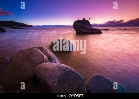 Bonsai-Rock bei Sonnenuntergang, Lake Tahoe, Nevada, USA Stockfoto