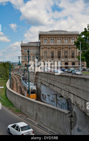 Eine Straßenansicht von Budapest, Ungarn mit Autos und der Straßenbahnlinie Stockfoto