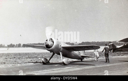 Dieses Bild aus der Dunkel-Sammlung zeigt den E.M. Laird LTR-14, einen berühmten Luftrennfahrer, bekannt als das Laird-Turner Special. Der Motor wurde von Lawrence W. Brown Aircraft Company gebaut und von einem Pratt & Whitney R-1830 Twin Wasp Motor angetrieben. Das Flugzeug nahm an verschiedenen Luftrennen Teil, einschließlich Cleveland, und war eng mit dem berühmten Piloten Roscoe Turner verbunden. Stockfoto