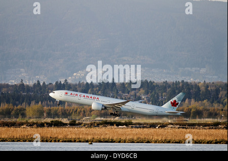 Ein Air Canada Boeing 777 (777-300ER) Jetliner startet vom Vancouver International Airport Stockfoto