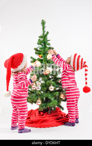 Zwillingen ein Weihnachtsbaum zu verzieren Stockfoto