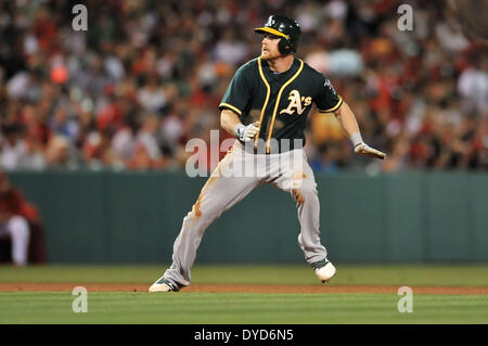 Anaheim, CA. 14. April 2014. Oakland Athletics linker Feldspieler Craig Gentry #3 während der Major League Baseball Spiel zwischen den Oakland Athletics und den Los Angeles Angels im Anaheim Stadium in Anaheim, California.Louis Lopez/CSM/Alamy Live News Stockfoto