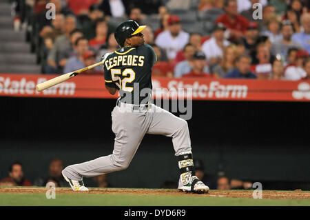 Anaheim, CA. 14. April 2014. Oakland Athletics linker Feldspieler Yoenis Cespedes #52 trifft auf bat einen Home Run in der Major League Baseball Spiel zwischen den Oakland Athletics und den Los Angeles Angels im Anaheim Stadium in Anaheim, California.Louis Lopez/CSM/Alamy Live News Stockfoto