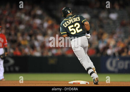 Anaheim, CA. 14. April 2014. Oakland Athletics linker Feldspieler Yoenis Cespedes #52 runden die Grundlagen nach der Kollision mit eines Homerun in der Major League Baseball Spiel zwischen den Oakland Athletics und den Los Angeles Angels im Anaheim Stadium in Anaheim, California.Louis Lopez/CSM/Alamy Live News Stockfoto