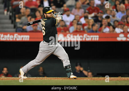 Anaheim, CA. 14. April 2014. Oakland Athletics Catcher Derek Norris #36 at bat während der Major League Baseball Spiel zwischen den Oakland Athletics und den Los Angeles Angels im Anaheim Stadium in Anaheim, California.Louis Lopez/CSM/Alamy Live News Stockfoto