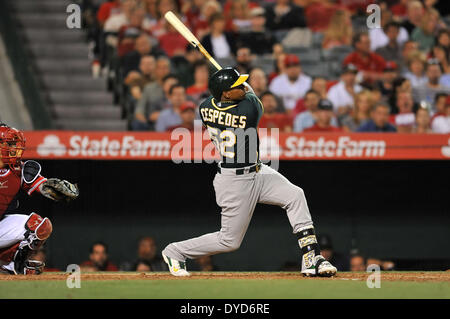Anaheim, CA. 14. April 2014. Oakland Athletics linker Feldspieler Yoenis Cespedes #52 trifft auf bat einen Home Run in der Major League Baseball Spiel zwischen den Oakland Athletics und den Los Angeles Angels im Anaheim Stadium in Anaheim, California.Louis Lopez/CSM/Alamy Live News Stockfoto