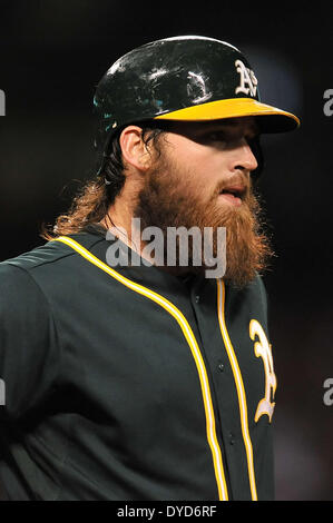 Anaheim, CA. 14. April 2014. Oakland Athletics Catcher Derek Norris #36 während der Major League Baseball Spiel zwischen den Oakland Athletics und den Los Angeles Angels im Anaheim Stadium in Anaheim, California.Louis Lopez/CSM/Alamy Live News Stockfoto