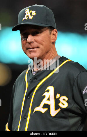 Anaheim, CA. 14. April 2014. Oakland Athletics Manager Bob Melvin #6 in der Major League Baseball Spiel zwischen den Oakland Athletics und den Los Angeles Angels im Anaheim Stadium in Anaheim, California.Louis Lopez/CSM/Alamy Live News Stockfoto