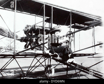 Dieses Bild von Ray Fifes Album zeigt frühe Curtiss Flugzeugmodelle, darunter die Curtiss Hydro, Pusher und Triad, die von dem Luftfahrtpionier Glenn Curtiss entwickelt wurden. Diese Flugzeuge trugen zur Weiterentwicklung der zivilen und militärischen Luftfahrt bei. Stockfoto