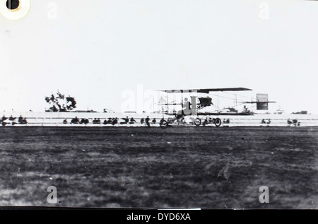 Dieses Bild aus Ray Fifes Album zeigt die Curtiss Hydro, Pusher und Triad Aircraft, entworfen von Glenn Curtiss. Diese frühen Flugzeuge waren bahnbrechend in der Entwicklung der Luftfahrttechnik während des frühen 20. Jahrhunderts. Stockfoto