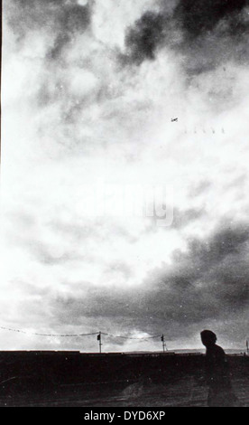 Dieses Bild aus dem Ray Fife Album zeigt verschiedene Curtiss Flugzeuge, darunter die Curtiss Hydro, Pusher und Triad, die alle von Glenn Curtiss entworfen wurden. Diese frühen Flugzeuge markierten wichtige Meilensteine in der Luftfahrt. Stockfoto