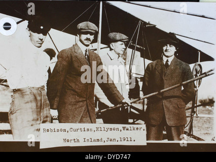 Dieses Bild aus dem Ray Fife Album zeigt verschiedene frühe Curtiss Flugzeuge, darunter die Curtiss Hydro, Pusher und Triad. Es zeigt die Beiträge von Glenn Curtiss und seinem Team, darunter Pioniere wie Theodore Ellyson, der erste US-Marineflieger. Diese Flugzeuge waren maßgeblich an der Entwicklung der Marineflugzeuge Anfang des 20. Jahrhunderts beteiligt. Stockfoto