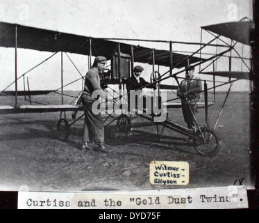 Dieses Bild aus dem Ray Fife Album zeigt einen frühen Curtiss Hydro, ein Pionierprojekt von Glenn Curtiss, der für seine Innovationen in der Luftfahrt und im Wasserflugzeugdesign bekannt ist. Stockfoto