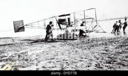 Dieses Bild von Ray Fifes Album zeigt frühe Curtiss Flugzeugmodelle, darunter die Curtiss Hydro, Pusher und Triad. Diese Flugzeuge waren Teil der frühen Phase der US-Luftfahrt im frühen 20. Jahrhundert. Stockfoto