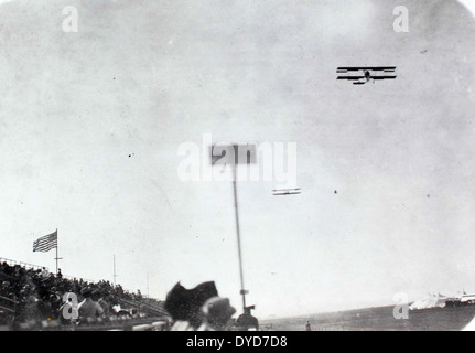 Dieses Bild aus Ray Fifes Album zeigt die Curtiss Hydro, ein früheres Experimentalflugzeug von Glenn Curtiss. Das Flugzeug war Teil der Entwicklung des Wasserfluges während des frühen 20. Jahrhunderts. Stockfoto