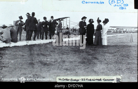 Dieses Bild von Ray Fifes Album zeigt eine Curtiss Triad, ein bahnbrechendes Amphibienflugzeug, das von Glenn Curtiss entworfen wurde. Die Triade war besonders für ihre Fähigkeit, sowohl von Land als auch von Wasser aus zu operieren, und spielte eine wichtige Rolle bei der frühen Entwicklung des Luftverkehrs. Stockfoto
