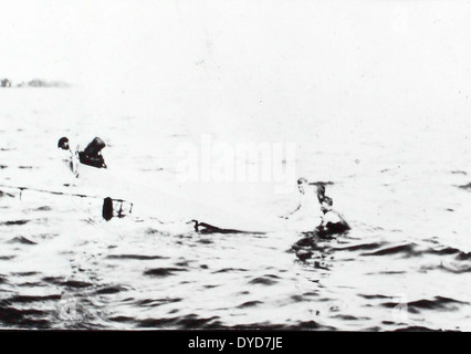 Dieses Bild aus dem Ray Fife Album zeigt die Curtiss Hydro und Curtiss Triad Flugzeuge, die beide zu Glenn Curtiss's frühen Innovationen im amphibischen Flugzeugdesign während des frühen 20. Jahrhunderts gehörten. Stockfoto