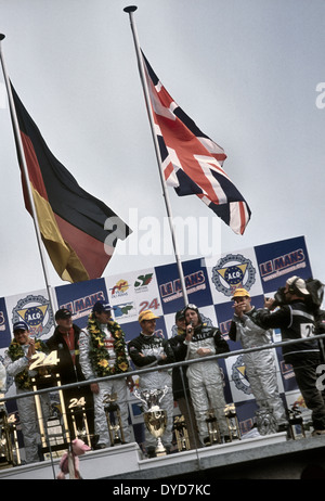 24-Stunden Rennen von Le Mans 2001. Bentley EXP Speed8 Team feiert 3. Platz auf dem podium Stockfoto