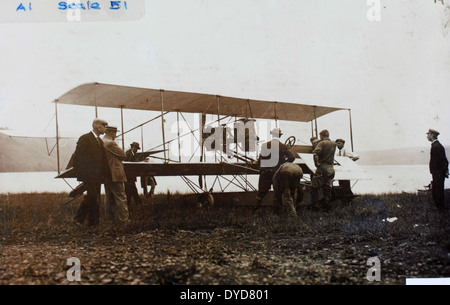 Dieses Bild aus dem Ray Fife Album zeigt frühe Curtiss Flugzeuge, einschließlich der Curtiss Hydro, Pusher und Triad Modelle. Diese Pionierflugzeuge waren ein wesentlicher Bestandteil der Entwicklung der Luftfahrt während des frühen 20. Jahrhunderts. Stockfoto
