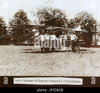 Dieses Bild aus dem Ray Fife Album zeigt einen Curtiss Hydro, ein Pionierflugzeug, das von Glenn Curtiss entwickelt wurde. Das Flugzeug ist Teil der frühen Geschichte der Marineflugzeuge und zeigt die Entwicklung amphibischer Flugzeuge im frühen 20. Jahrhundert. Stockfoto