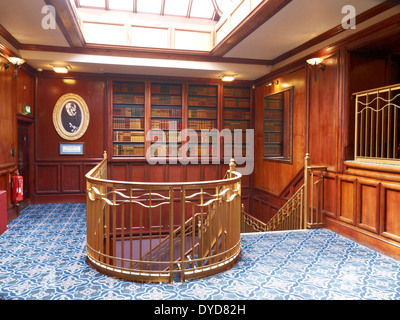 Der Lobby oder im Foyer der ehemaligen Deansgate Picture House, jetzt der Mond unter Wasser, ein Gasthaus Pub in Manchester UK Stockfoto