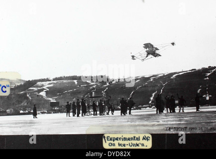 Dieses Bild aus dem Ray Fife Album zeigt verschiedene Flugzeuge von Glenn Curtiss, darunter die Curtiss Hydro, Curtiss Pusher und Curtiss Triad, die zu den ersten amerikanischen Designs gehörten, die amphibische und bahnbrechende Flugfähigkeiten boten. Stockfoto