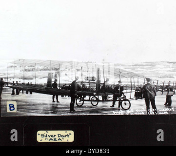 Dieses Bild aus dem Ray Fife Album zeigt die Curtiss Hydro und Curtiss Pusher Flugzeuge, die beide vom Luftfahrtpionier Glenn Curtiss entworfen wurden. Die Flugzeuge waren frühe Meilensteine in der Flugtechnik. Stockfoto