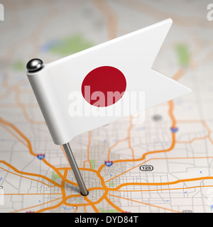 Kleine Flagge von Japan in den Hintergrund der Map mit selektiven Fokus geklebt. Stockfoto