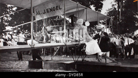 Dieses Bild aus Ray Fifes Album zeigt Glenn Curtiss’ frühe Hydroflugzeuge, Schieber- und Triaden-Flugzeugmodelle, die maßgeblich zur Entwicklung von Wasserflugzeugen und Amphibienflugzeugen im frühen 20. Jahrhundert beigetragen haben. Stockfoto