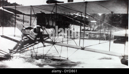 Dieses Bild von Ray Fifes Album zeigt frühe Flugzeugmodelle von Glenn Curtiss, darunter die Curtiss Hydro, Pusher und Triad. Diese Flugzeuge waren bahnbrechend in der frühen Luftfahrtgeschichte und entscheidend für die Entwicklung der amerikanischen Luftfahrt. Stockfoto