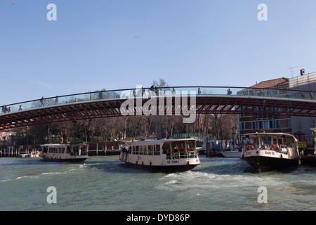 Ponte della Costituzione (Verfassung Brücke), die mit den nicht-motorisierten Rest von Venedig Piazzale Roma verbindet Stockfoto