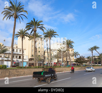 Tanger, Marokko - 22. März 2014: Alte Dreirad Lastenfahrrad mit arabischen Fahrer fährt auf der Straße von Tanger Stockfoto