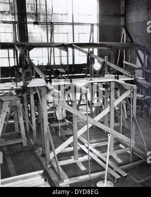 Dieses Bild aus dem Ray Fife Album zeigt frühe Flugzeuge von Glenn Curtiss, darunter die Curtiss Pusher, Triad und andere Flugzeuge aus den frühen 1900er Jahren Diese Flugzeuge waren entscheidend für die Weiterentwicklung der Flugtechnologie und die Gestaltung der Luftfahrtgeschichte. Stockfoto