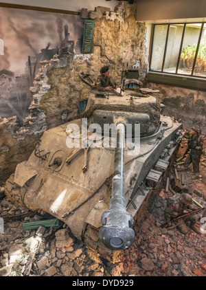 M4 Sherman-Panzer im Herbst 44, WW2-Diorama-Ausstellung im militärischen Museen in Calgary, Alberta, Kanada Stockfoto