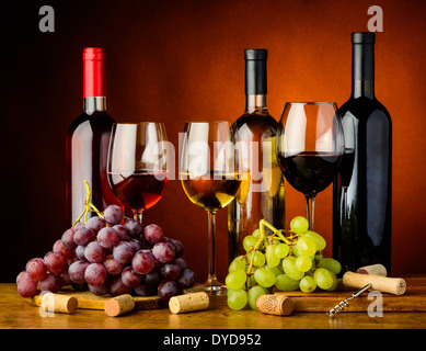 Stillleben mit Trauben, rot, weiß und rose Wein Stockfoto