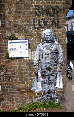 Whitstable, Kent, England, UK. "Banksy" Stil Graffiti von der "Catman". Tiefseetaucher mit Einkaufstüten Stockfoto