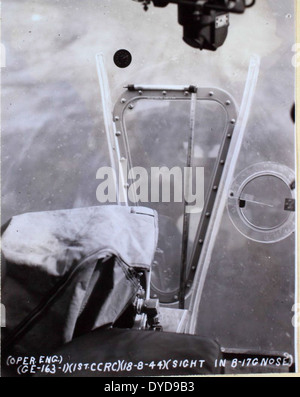 Dieses Foto aus der Joseph Famme-Sammlung zeigt den Consolidated B-24 Liberator, einen schweren Bomber, der während des Zweiten Weltkriegs eingesetzt wurde. Die B-24 war eines der am meisten produzierten amerikanischen Flugzeuge des Krieges und spielte eine wichtige Rolle beim Sieg der Alliierten, insbesondere bei Langstreckenbombenkampagnen. Stockfoto