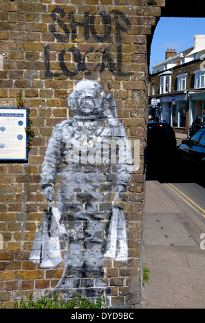 Whitstable, Kent, England, UK. "Banksy" Stil Graffiti von der "Catman". Tiefseetaucher mit Einkaufstüten Stockfoto