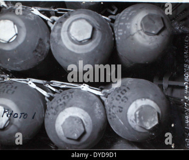 Dieses Bild zeigt den Consolidated B-24 Liberator, einen US-amerikanischen schweren Bomber, der während des Zweiten Weltkriegs ausgiebig eingesetzt wurde. Er war einer der meistproduzierten amerikanischen Bomber des Konflikts, bekannt für seine Haltbarkeit und Vielseitigkeit. Stockfoto