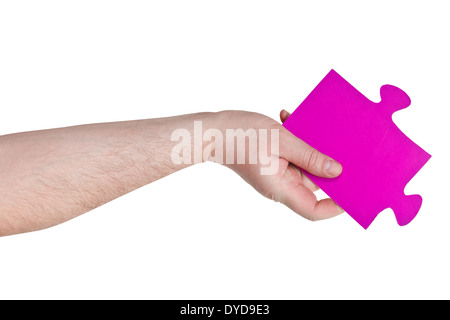 männliche Hand, die große rosa Papier Puzzleteil isoliert auf weißem Hintergrund Stockfoto