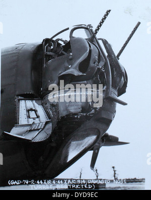 Der Consolidated B-24 Liberator, der während des Zweiten Weltkriegs ausgiebig eingesetzt wurde, war ein viermotoriger schwerer Bomber. Dieses Foto, das Joseph Famme zugeschrieben wird, zeigt einen der bedeutendsten Bomber der amerikanischen Geschichte, der zum Sieg der Alliierten im Krieg beitrug. Stockfoto