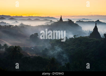 Pagoden umgeben von Bäumen, im Nebel, Mrauk U, Sittwe District, Rakhine State in Myanmar Stockfoto