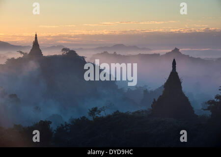 Pagoden umgeben von Bäumen, im Nebel, Mrauk U, Sittwe District, Rakhine State in Myanmar Stockfoto